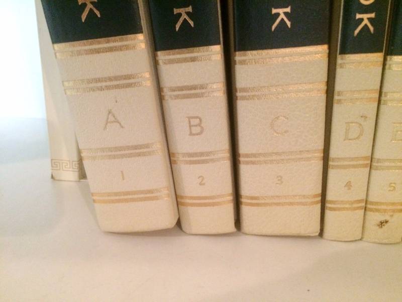 lot 76 image: Vintage World Book Encyclopedia Set 1962 Yearbooks 63-80 & Reading Study Guide Excellent Condition
