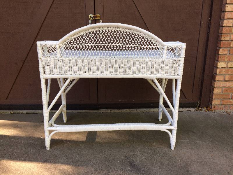 lot 44 image: Vintage Wicker Rattan Bamboo Vanity Or Desk With Drawer - Very Nice Condition Though Could Use Touch Ups In Areas.