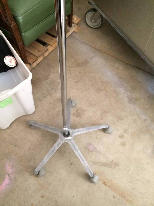 lot 57 image: High Quality Five-Leg IV Pole 2 Rams Horn Hook - Load Capacity 45lbs - Super Condition