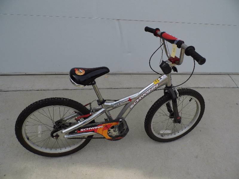 lot 4 image: Schwinn MantaRay Bike