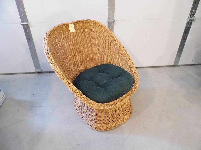 lot 7 image: Wicker Chair
