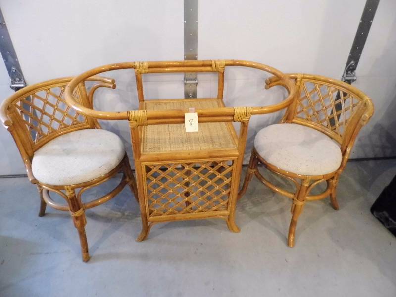 lot 8 image: Rattan Table w Chairs