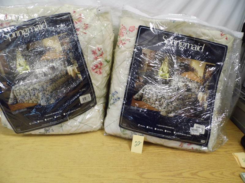lot 22 image: 2 Twin Quilted Bedspreads