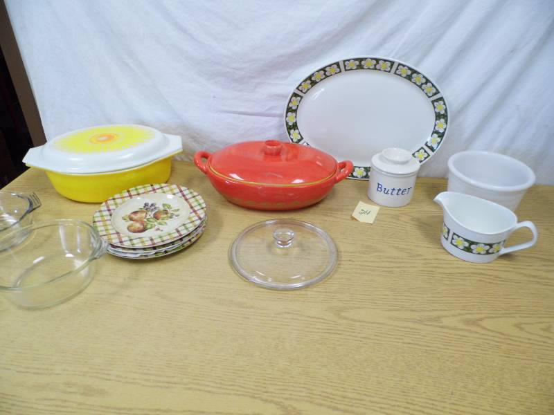 lot 24 image: Pyrex - Dishes