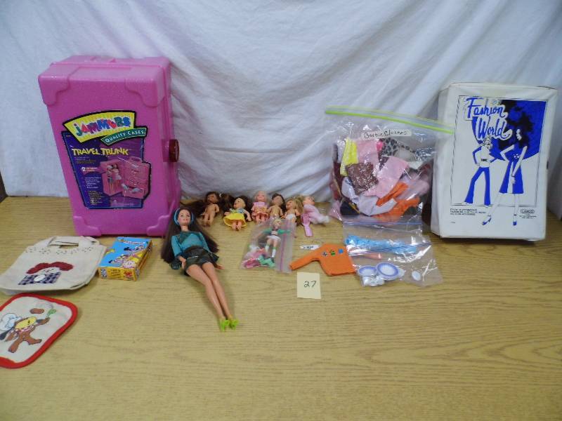 lot 27 image: Barbie Items