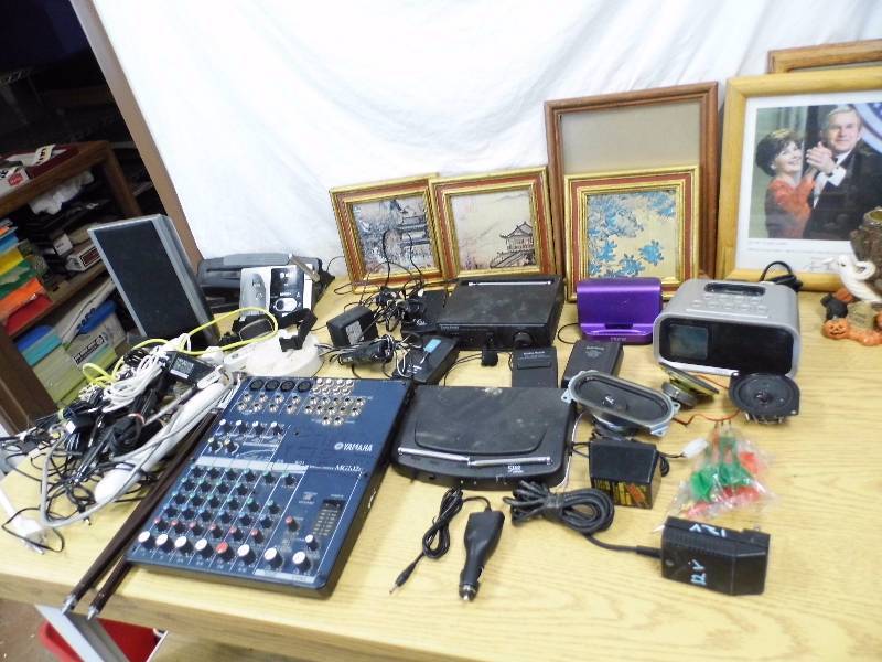 lot 40 image: Electronics
