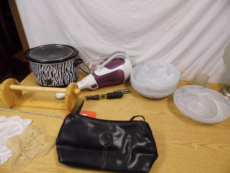 lot 41 image: Crockpot - Dustbuster - Bowls