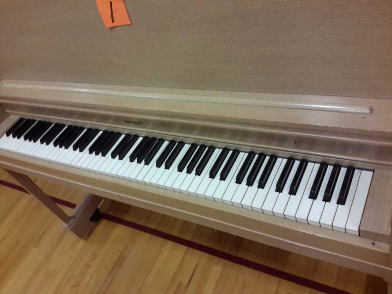 Everett Console Piano.. All keys good.. No chips.. On Wheels