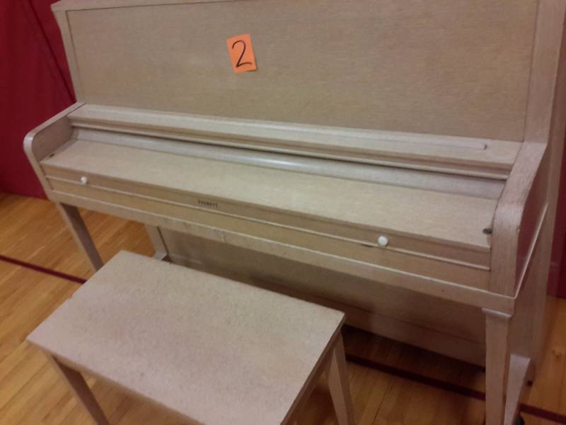 Everett Console Piano.. All keys good.. No chips.. On Wheels.. Piano Bench included