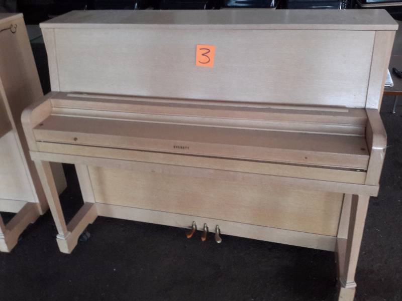 Everett Console Piano.. All keys good.. No chips.. On Wheels