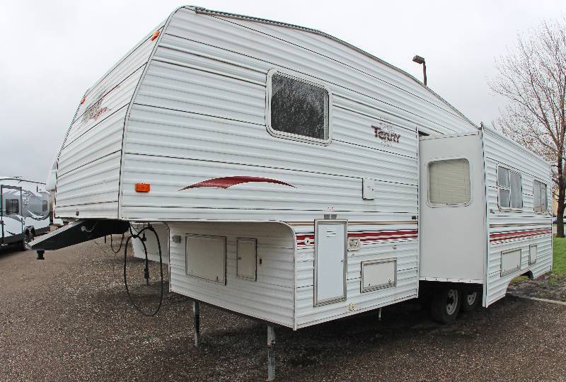 lot 0003 image: 2001 Fleetwood Terry 27 5K Fifth Wheel
