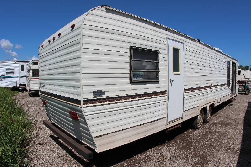 lot 0005 image: 1990 Highline Destination Camper