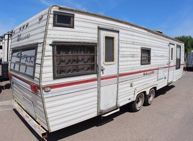 lot 0015 image: 1983 Mallard 32FL Travel Trailer