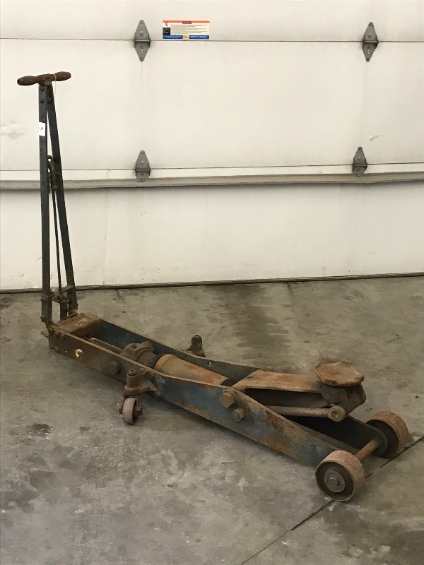 lot 3 image: Commercial 40-Ton Service Jack, Lif...