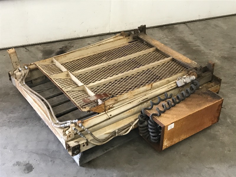 lot 9 image: REB Commercial Wheelchair Lift, 100...