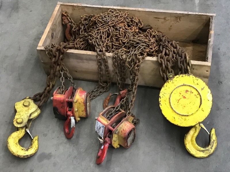 lot 29 image: Wooden Crate With (4) Heavy Duty Ch...