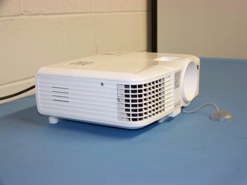 lot 24 image: Mitsubishi, EX240U, DLP Projector with HDMI Input