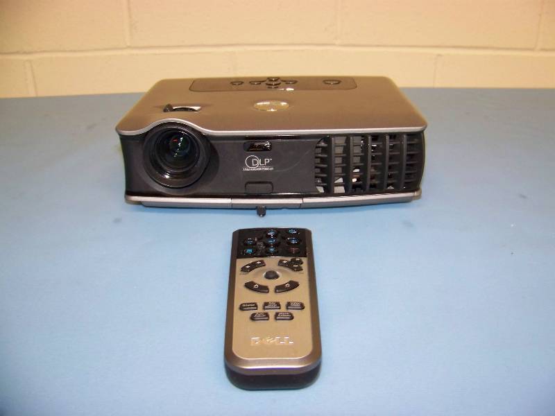lot 22 image: Dell, 3400MP, DLP Projector with Remote Control and Travel Bag