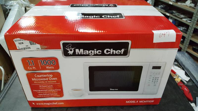 lot 647 image: Magic Chef 1.1 cu. ft. 1000-Watt Microwave Oven - White