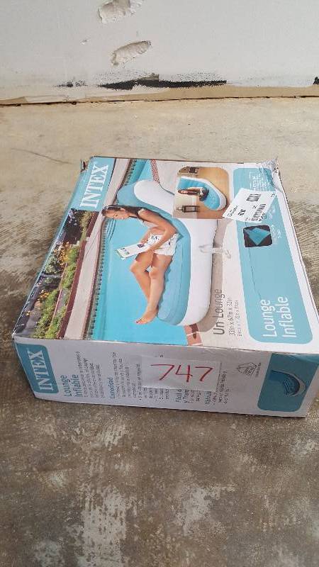 lot 747 image: Intex Splash Lounge