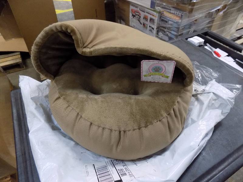 lot 447 image: La Ti Paw 36 x 29 Tufted Pillow Top Bed