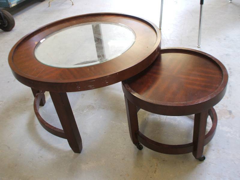 lot 807 image: COFFEE TABLE SET