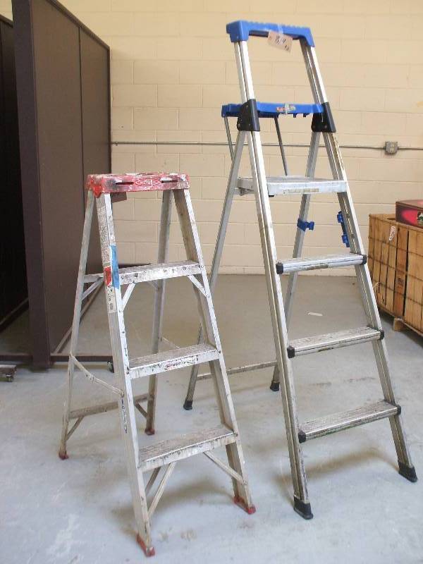 lot 814 image: ALUMINUM STEP LADDERS