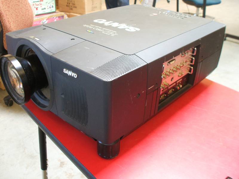 lot 815 image: SANYO HD PROJECTOR