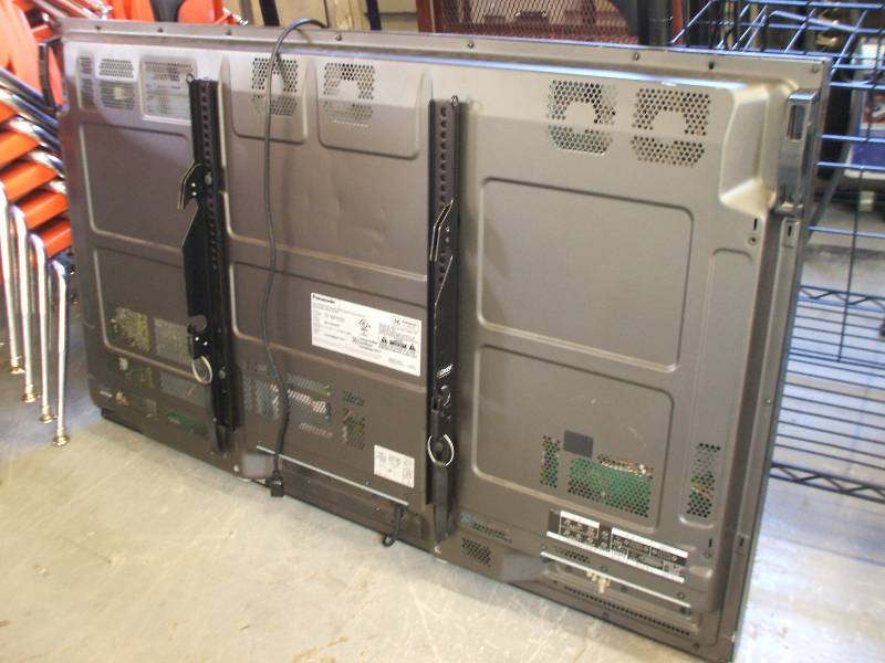 lot 818 image: FLAT SCREEN HD PLASMA TV