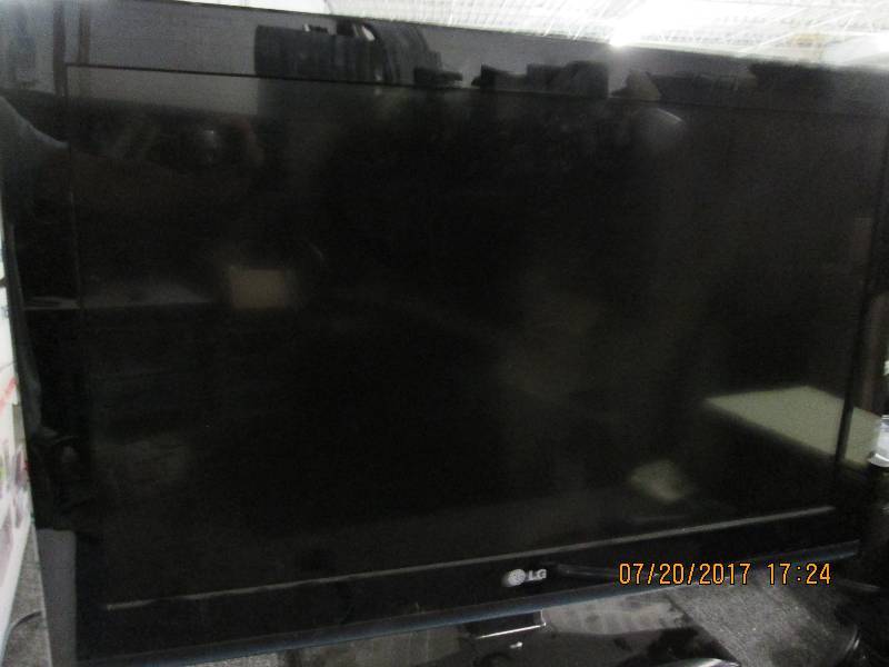 lot 204 image: LG 32 t.v. tested and works ...