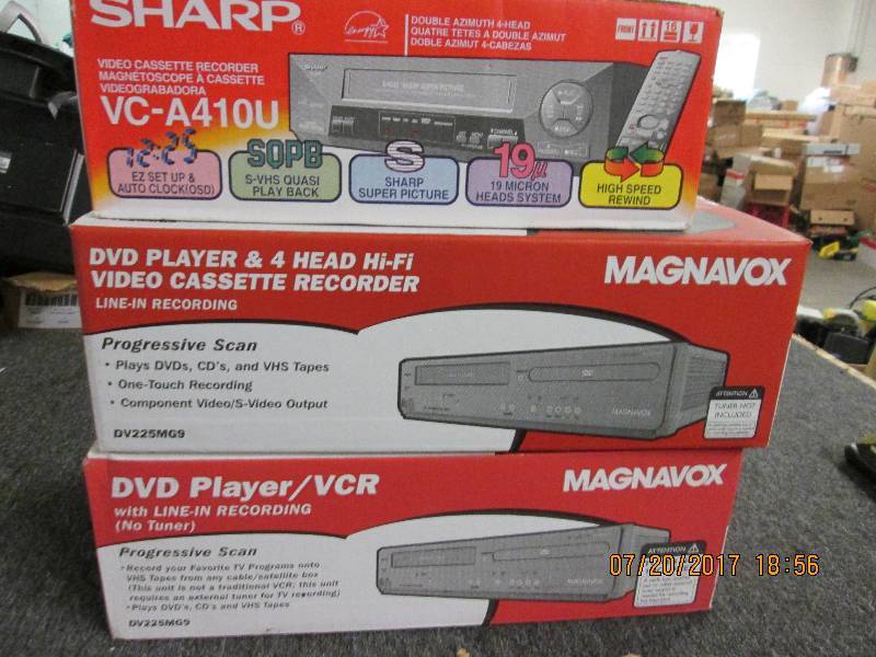 lot 218 image: 2 magnavox dvd and vhs combos and 1...