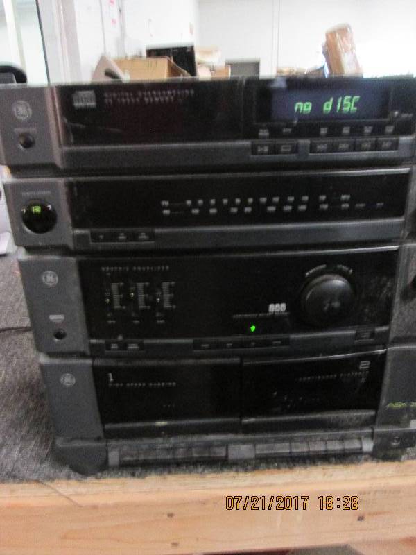 lot 241 image: GE asx-3 radio,tapeplayer and cd pl...