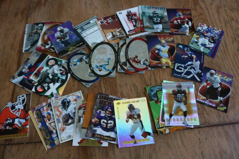lot 134 image: 50 Football insert cards...