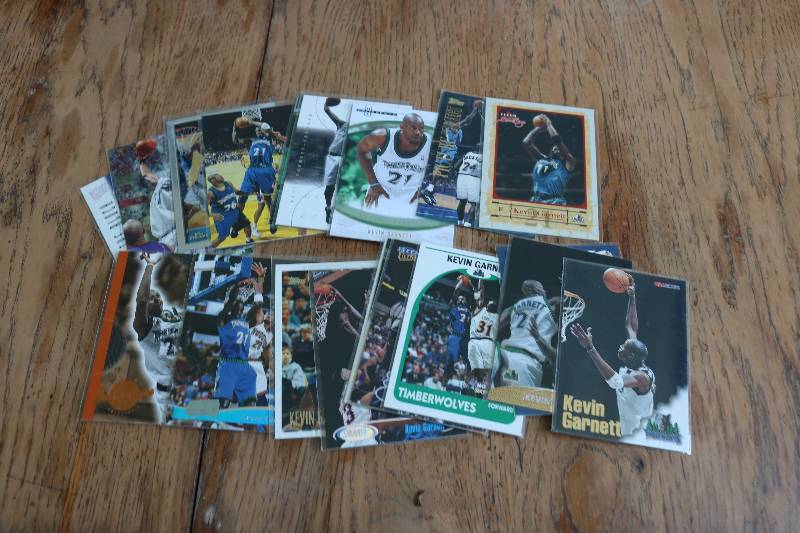 lot 184 image: 20 Kevin Garnett cards...