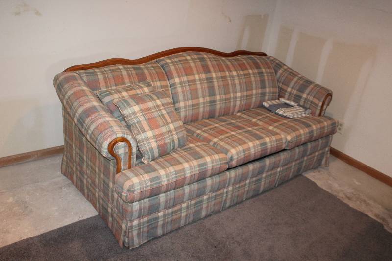 lot 16 image: Couch w Sleeper