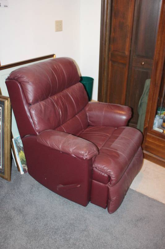 lot 18 image: Leather Recliner