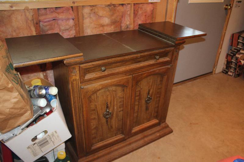 lot 11 image: 2-Door 1-Drawer Flip-top Cabinet