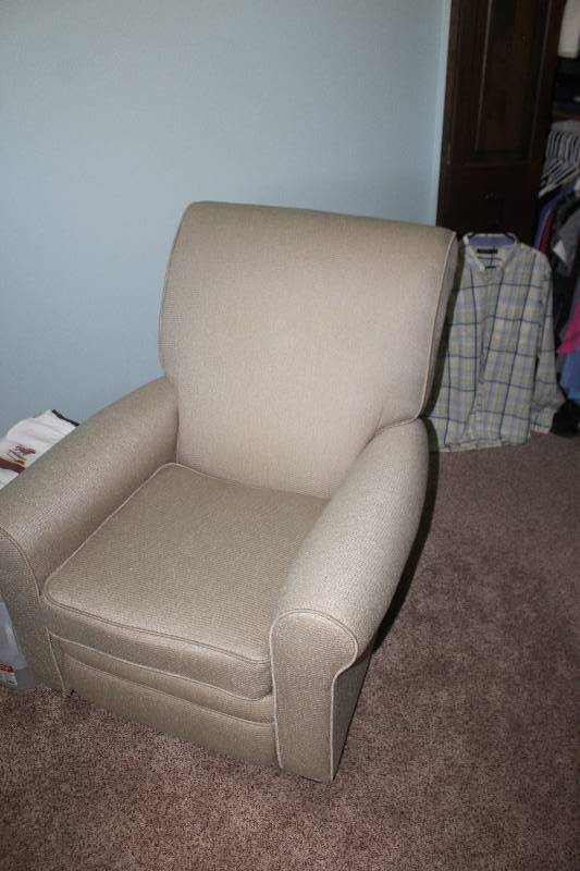 lot 22 image: Recliner