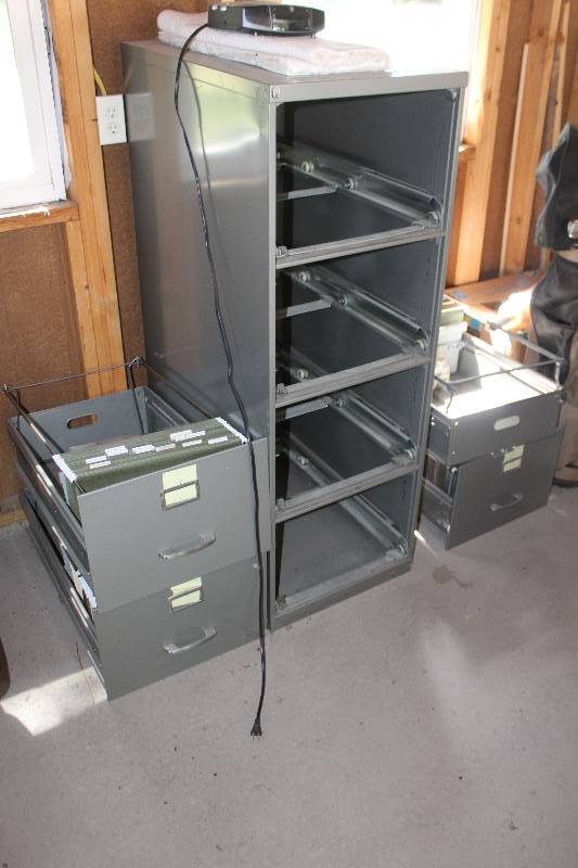 lot 30 image: 4-Drawer Metal File Cabinet