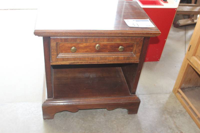 lot 41 image: American of Martinsville 1-Drawer Wood Side Table