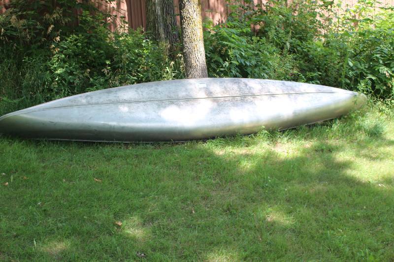 lot 3 image: 1984 Grumman 17 Super, 17ft. Canoe w Carry Bag, Oars, Car Top Carrier