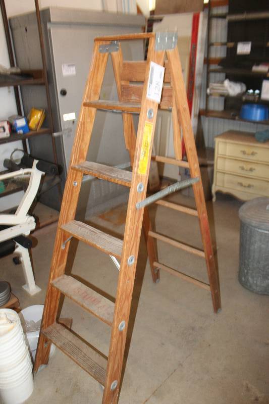 lot 128 image: Holland Ladder Industrial Type I 250 lbs. Wood Ladder