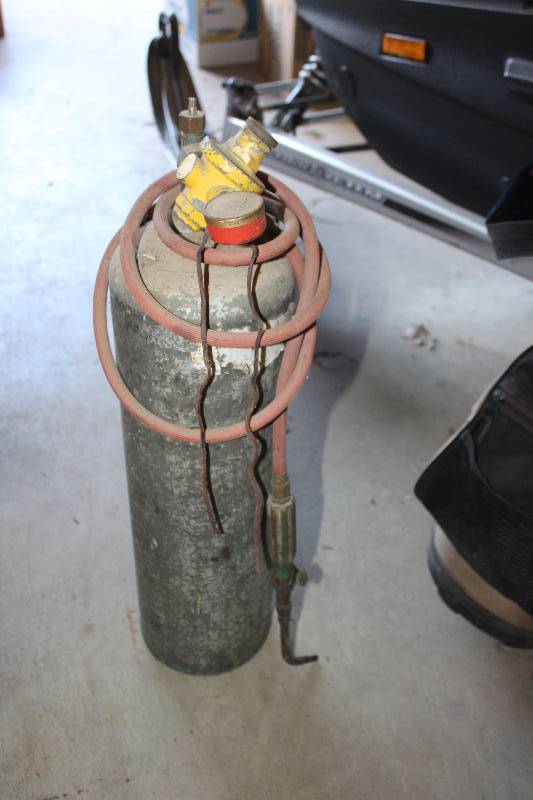 lot 104 image: Acetylene Oxygen Torch Tank