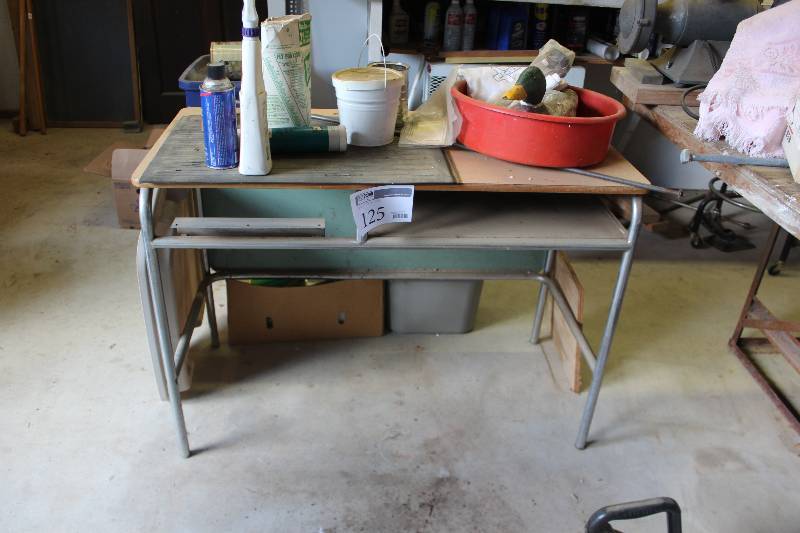 lot 125 image: Desk