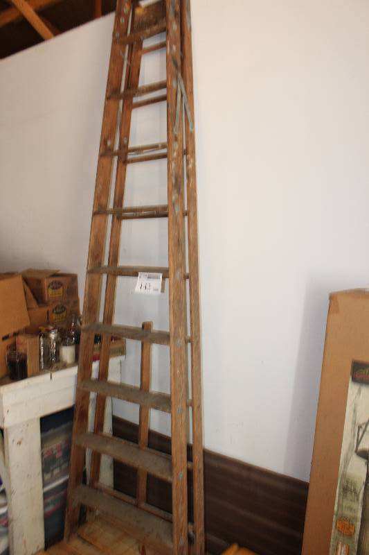 lot 142 image: 10ft. Wood Ladder