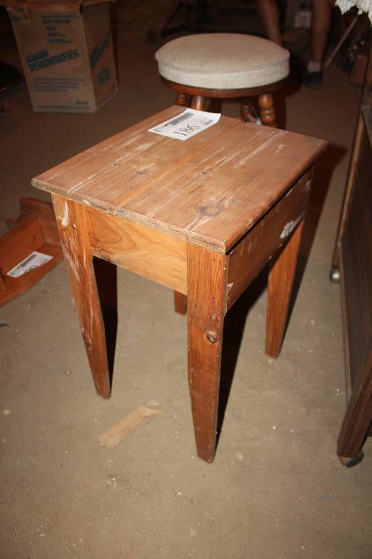 lot 186 image: Table