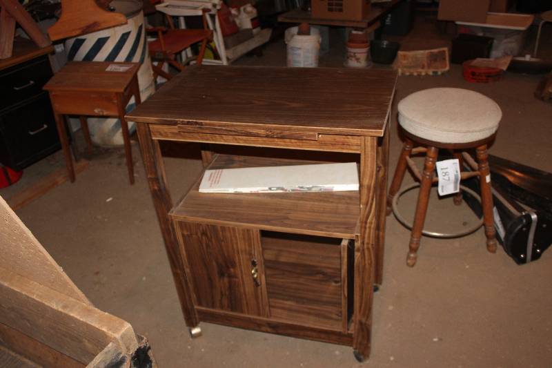 lot 185 image: Rolling Table
