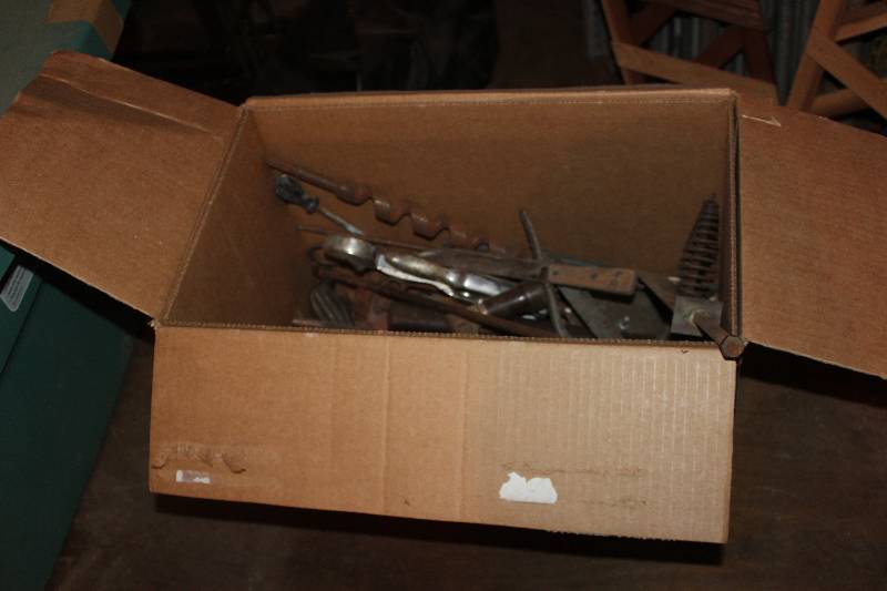 lot 174 image: Hand Drill, Drill Bits, Hand Tools, Hardware