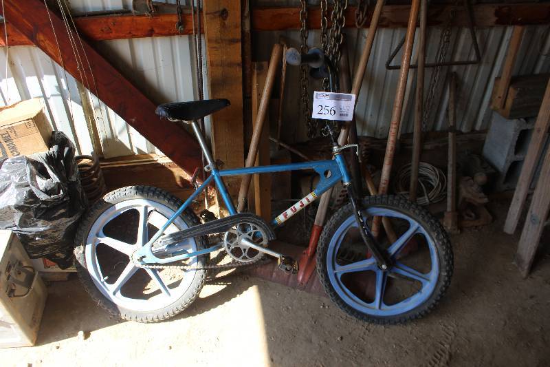 lot 256 image: Fuji 20in. Dirt Bike