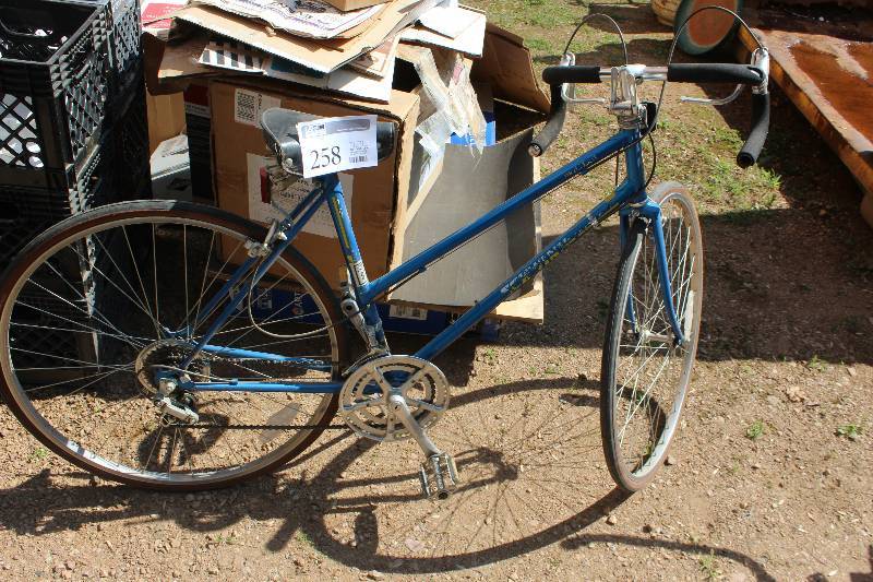 lot 258 image: Schwinn Chicago 27in. Bike